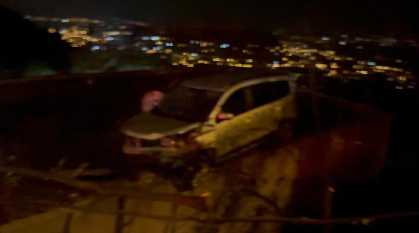 Osmaniye’de hafif ticari araç evin damına düştü: 4 yaralı