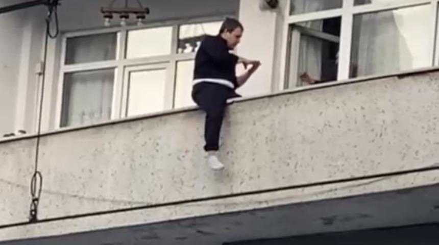 Sultangazi'de balkondan atlamak isteyen genç yürekleri ağza getirdi