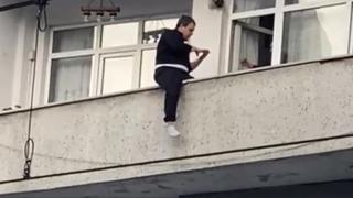 Sultangazi'de balkondan atlamak isteyen genç yürekleri ağza getirdi