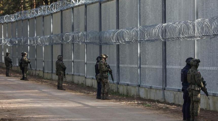 Polonya, d&uuml;zensiz g&ouml;&ccedil;menlere &ouml;nlem almak i&ccedil;in Belarus sınırına yeni bariyer inşa edecek