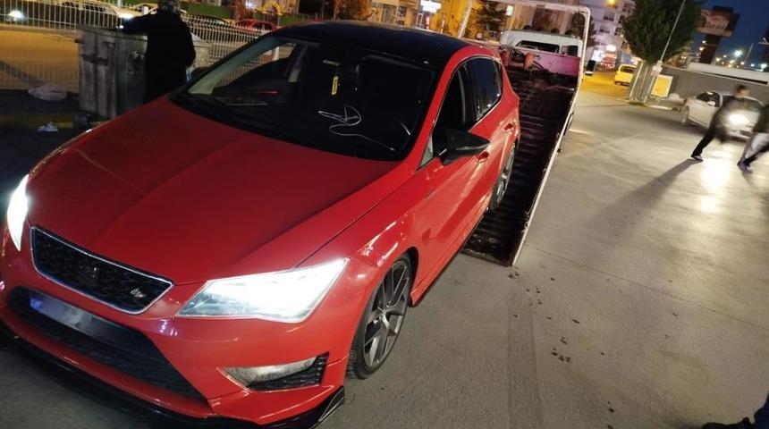 Abartı egzozlu otomobille drift atan s&uuml;r&uuml;c&uuml;ye 74 bin TL ceza