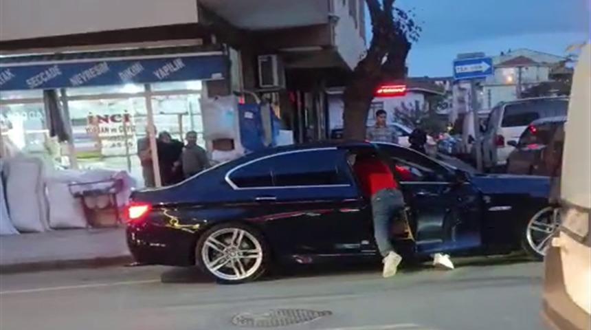 Eşiyle ilişkisi olduğunu iddia ettiği kişiyi defalarca bı&ccedil;akladı; o anlar kamerada