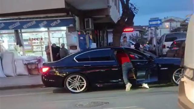 Eşiyle ilişkisi olduğunu iddia ettiği kişiyi defalarca bıçakladı; o anlar kamerada