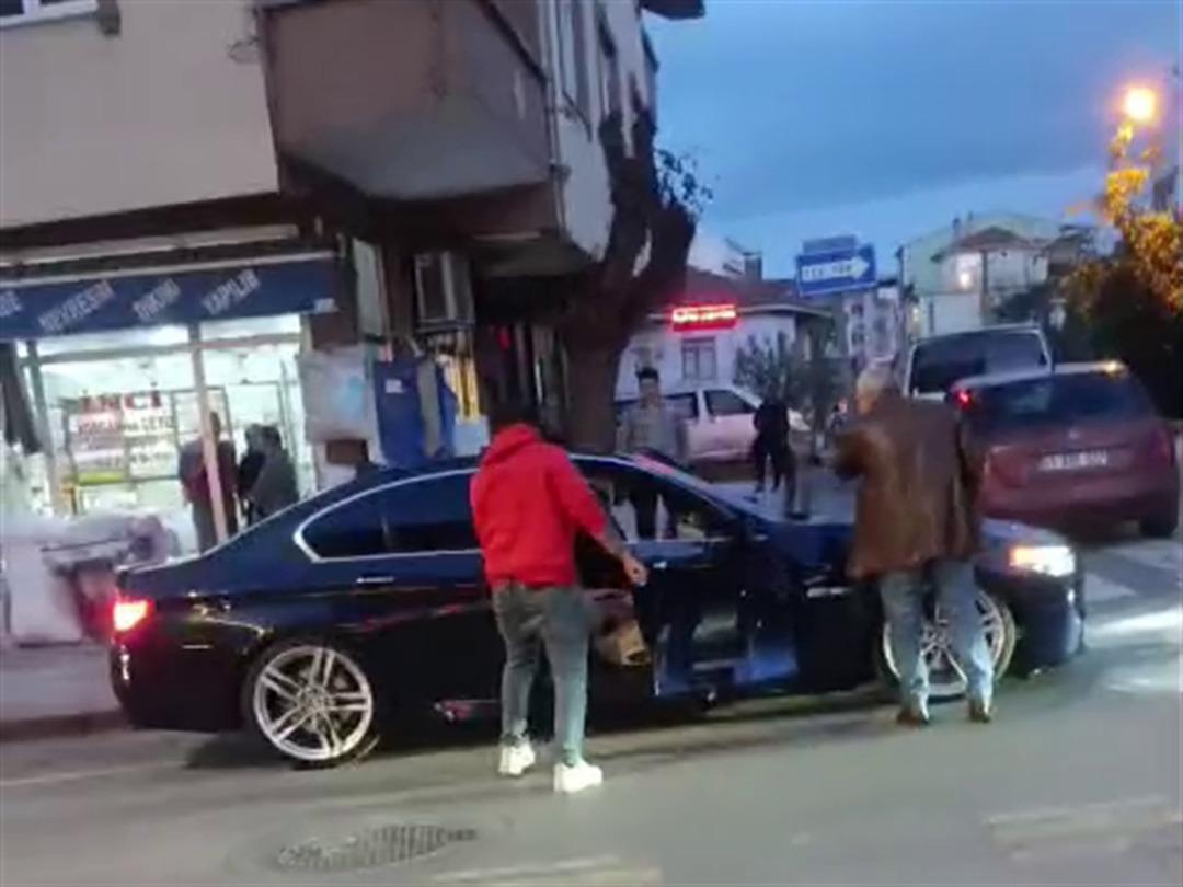 Eşiyle ilişkisi olduğunu iddia ettiği kişiyi defalarca bı&ccedil;akladı; o anlar kamerada 1