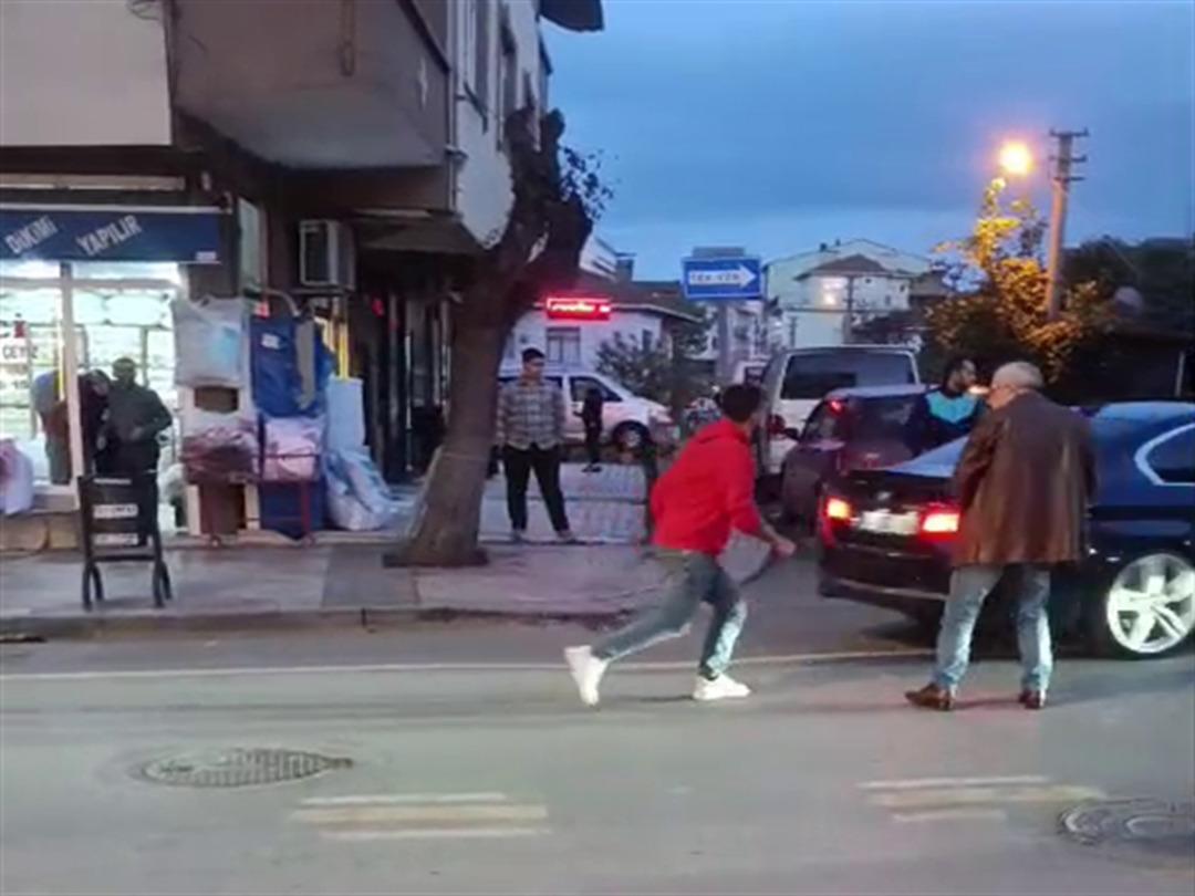 Eşiyle ilişkisi olduğunu iddia ettiği kişiyi defalarca bı&ccedil;akladı; o anlar kamerada 2