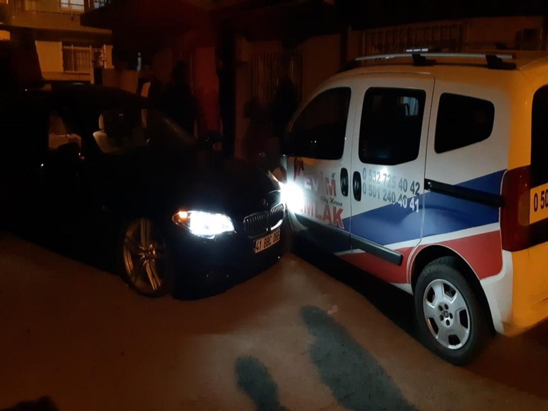 Eşiyle ilişkisi olduğunu iddia ettiği kişiyi defalarca bı&ccedil;akladı; o anlar kamerada 3