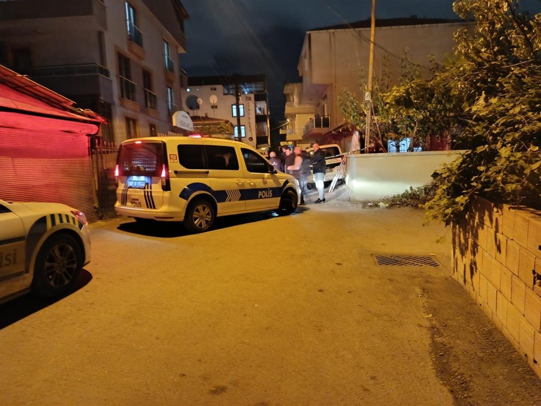 Eşiyle ilişkisi olduğunu iddia ettiği kişiyi defalarca bı&ccedil;akladı; o anlar kamerada 4