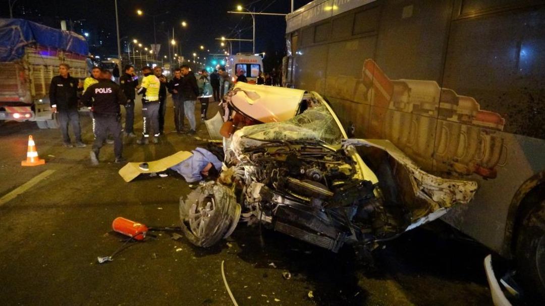 Malatya da feci kaza: 2 &ouml;l&uuml;, 3 yaralı 1