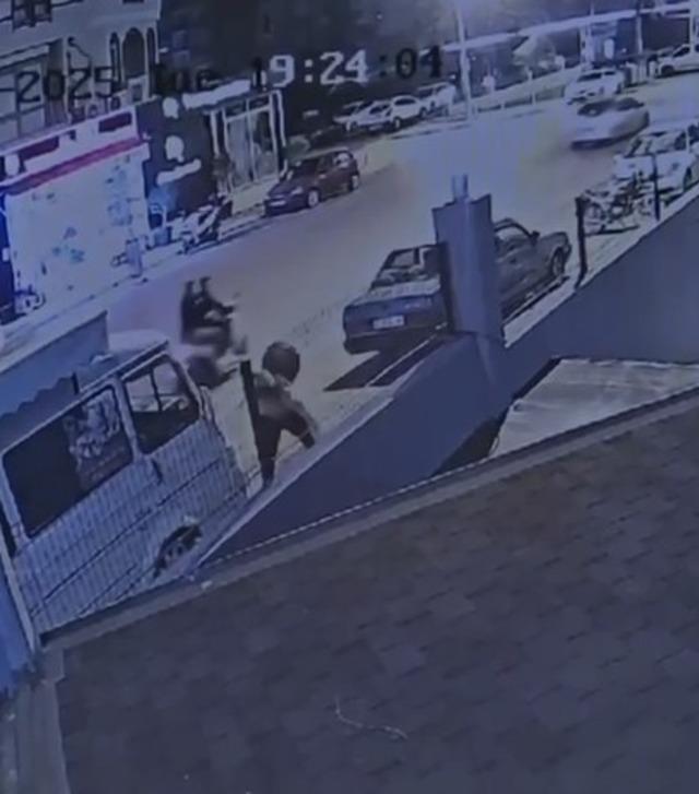 Alanya&rsquo;da sokak ortasında dehşet! Yolda y&uuml;r&uuml;yen kadına saldırıp y&uuml;z&uuml;n&uuml; kesti 1