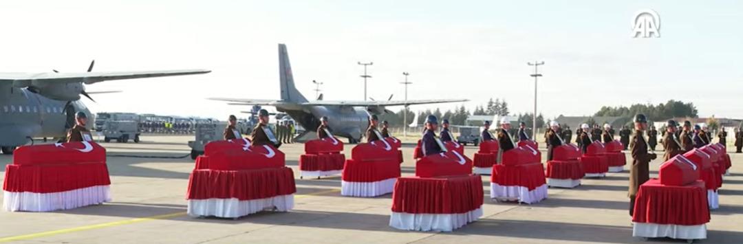 T&uuml;rkiye şehitlerini uğurladı! Y&uuml;rek burkan g&ouml;r&uuml;nt&uuml;: "Benim babam" yazılı fotoğrafına sarıldılar 15