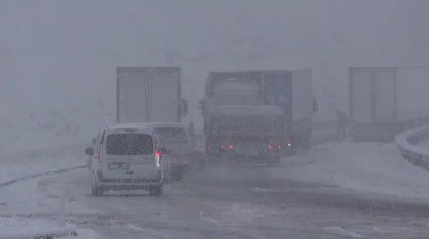 Kop Dağı Ge&ccedil;idi yeniden beyaza b&uuml;r&uuml;nd&uuml;