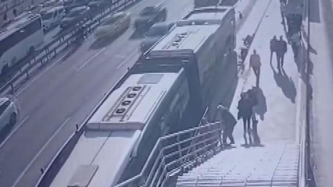 Cevizlibağ da korkun&ccedil; olay! Metrob&uuml;s&uuml;n &ccedil;arptığı engelli yolcu hayatını kaybetti: İşte kaza anı... 2