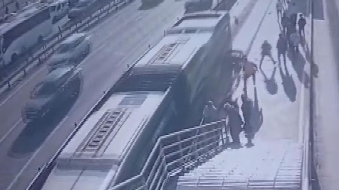 Cevizlibağ da korkun&ccedil; olay! Metrob&uuml;s&uuml;n &ccedil;arptığı engelli yolcu hayatını kaybetti: İşte kaza anı... 3
