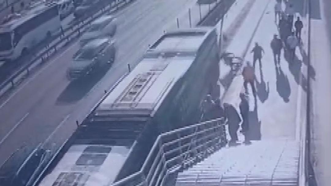 Cevizlibağ da korkun&ccedil; olay! Metrob&uuml;s&uuml;n &ccedil;arptığı engelli yolcu hayatını kaybetti: İşte kaza anı... 1