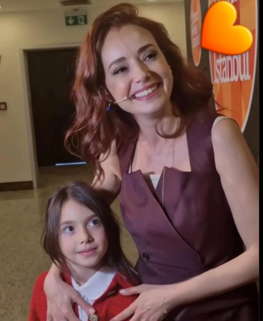 Özgü Namal kızı Elem Su ile ilk kez davete katıldı! "Annesinin kopyası" 1