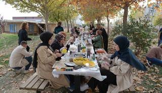 Kadınlar atölyede atıkları dönüştürüyor