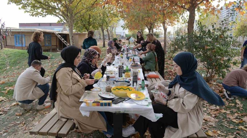 Kadınlar at&ouml;lyede atıkları d&ouml;n&uuml;şt&uuml;r&uuml;yor