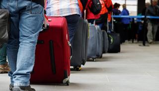 Havaalanında yakalandı! 200'e yakın valizinden çıktı