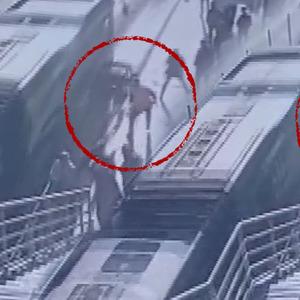 Cevizlibağ'da korkunç olay! Metrobüsün çarptığı engelli yolcu hayatını kaybetti: İşte kaza anı...