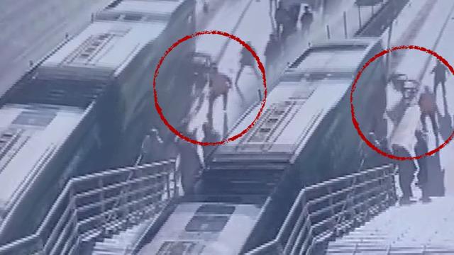 Cevizlibağ'da korkunç olay! Metrobüsün çarptığı engelli yolcu hayatını kaybetti: İşte kaza anı...