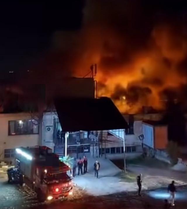 Fabrika yerleşkesinde &ccedil;ıkan yangında 6 işyeri zarar g&ouml;rd&uuml; 11