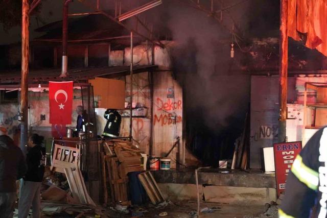 Fabrika yerleşkesinde &ccedil;ıkan yangında 6 işyeri zarar g&ouml;rd&uuml; 8