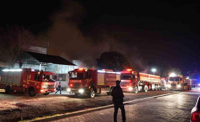 Fabrika yerleşkesinde &ccedil;ıkan yangında 6 işyeri zarar g&ouml;rd&uuml; 5