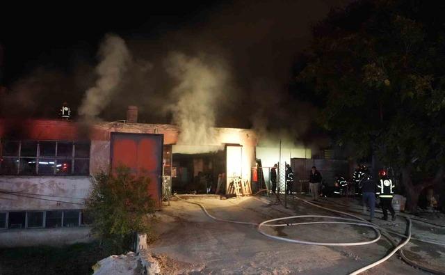 Fabrika yerleşkesinde &ccedil;ıkan yangında 6 işyeri zarar g&ouml;rd&uuml; 2