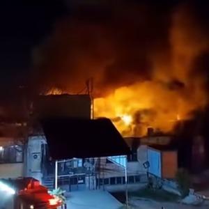 Fabrika yerleşkesinde çıkan yangında 6 işyeri zarar gördü