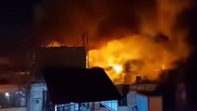 Fabrika yerleşkesinde çıkan yangında 6 işyeri zarar gördü