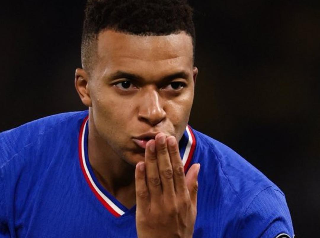 Messi ve Ronaldo yu tahtından indirdi! Artık d&uuml;nyanın en iyi futbolcusu o... 2