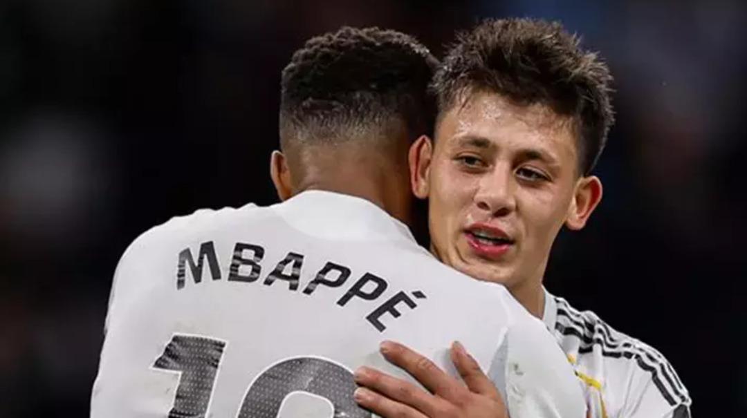 Messi ve Ronaldo yu tahtından indirdi! Artık d&uuml;nyanın en iyi futbolcusu o... 3