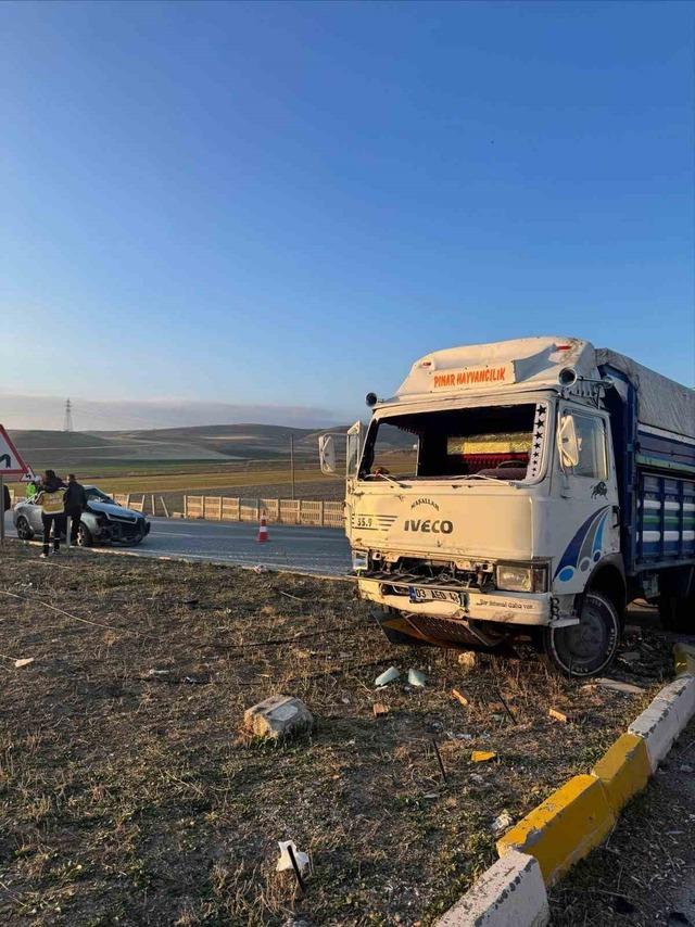 Kamyonet ile otomobil &ccedil;arpıştı 6 kisi yaralandı 1