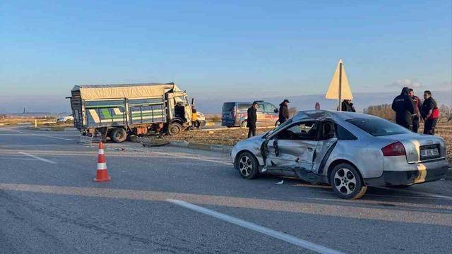 Kamyonet ile otomobil çarpıştı 6 kisi yaralandı