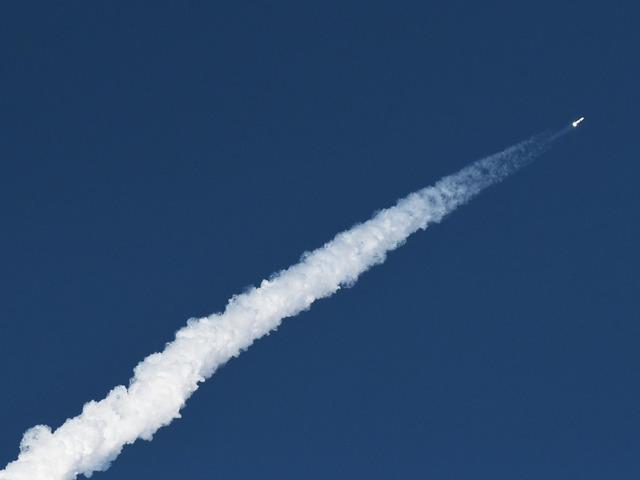 Jeff Bezos, Elon Musk'ın SpaceX'ine rakip oldu: 'New Glenn' başarıyla uzaya fırlatıldı!