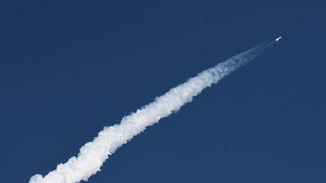 Jeff Bezos, Elon Musk'ın SpaceX'ine rakip oldu: 'New Glenn' başarıyla uzaya fırlatıldı!