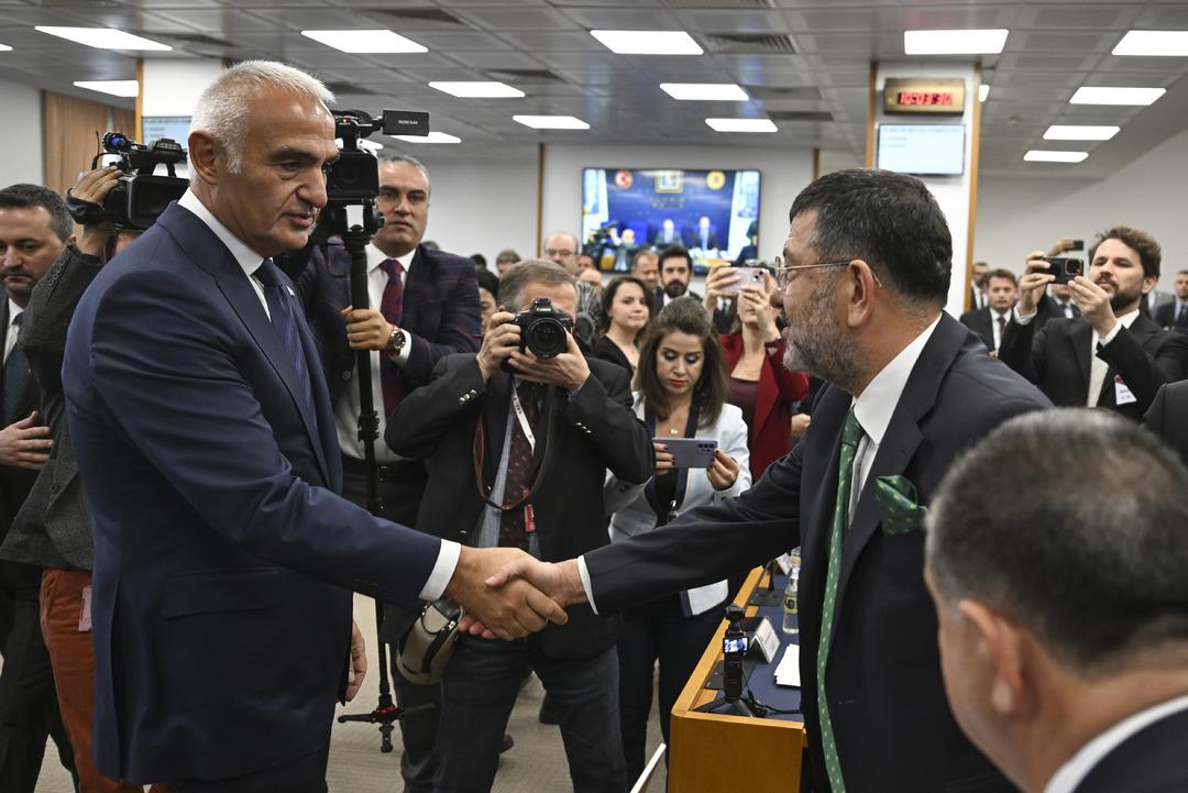 Bakan Ersoy "Tüm zamanların rekoru" diyerek duyurdu: "50 milyar dolara yükseldi" 1