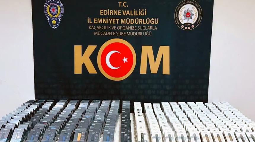 Otomobilinde 500 adet elektronik sigara ele ge&ccedil;irilen s&uuml;r&uuml;c&uuml; g&ouml;zaltında