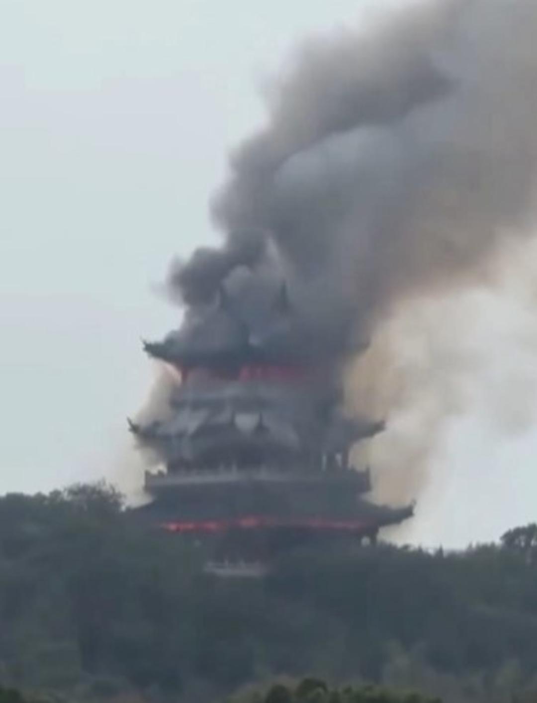 1500 yıllık tarihi tapınakta yangın &ccedil;ıktı! Ziyaret&ccedil;inin o hatası k&uuml;le &ccedil;evirdi 1