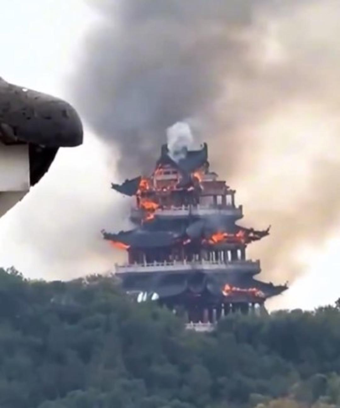 1500 yıllık tarihi tapınakta yangın &ccedil;ıktı! Ziyaret&ccedil;inin o hatası k&uuml;le &ccedil;evirdi 2