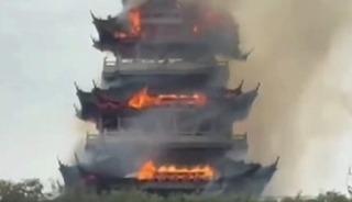 1500 yıllık tarihi tapınakta yangın çıktı! Nedeni ise ziyaretçi...