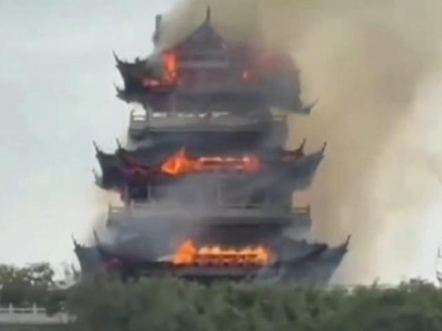 1500 yıllık tarihi tapınakta yangın çıktı! Nedeni ise ziyaretçi...