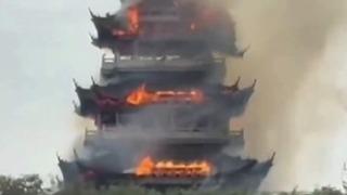 1500 yıllık tarihi tapınakta yangın çıktı! Ziyaretçinin o hatası küle çevirdi