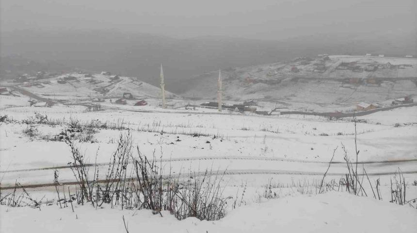 G&uuml;m&uuml;şhane&rsquo;nin y&uuml;ksek kesimleri beyaza b&uuml;r&uuml;nd&uuml;