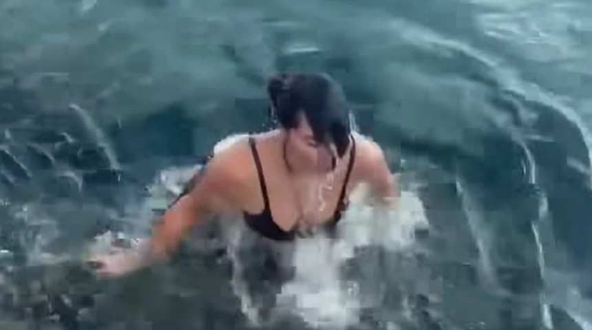 Yasemin Y&uuml;r&uuml;k kahve i&ccedil;erken telefonunu d&uuml;ş&uuml;rd&uuml;! Hemen suya atladı