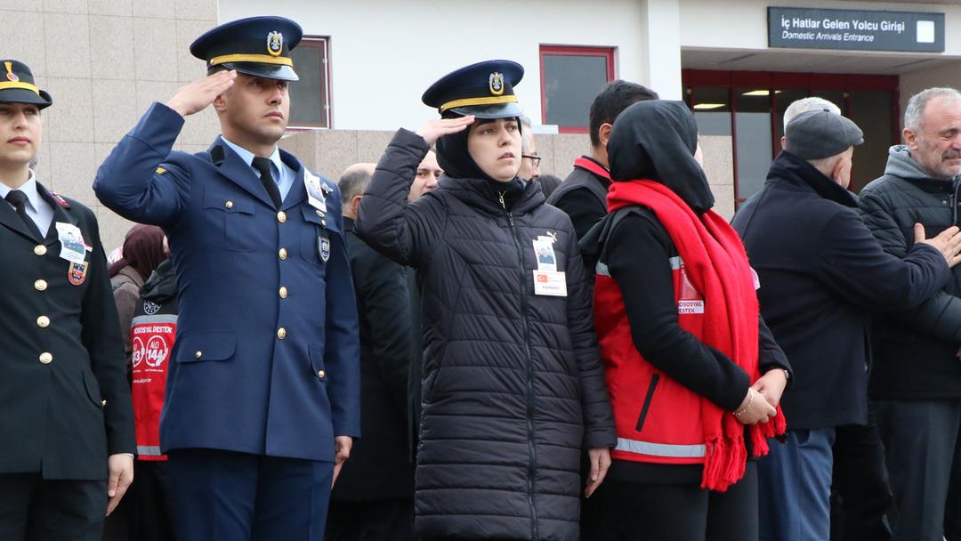 T&uuml;rkiye şehitlerini uğurladı! Y&uuml;rek burkan g&ouml;r&uuml;nt&uuml;: "Benim babam" yazılı fotoğrafına sarıldılar 13