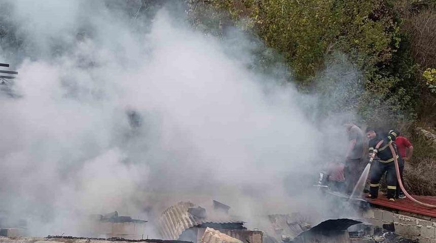 Yayladağı&rsquo;nda metruk ev yangını