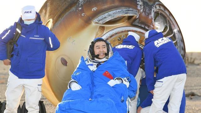 ‘Shenzhou-20’ mürettebatı Dünya'ya döndü