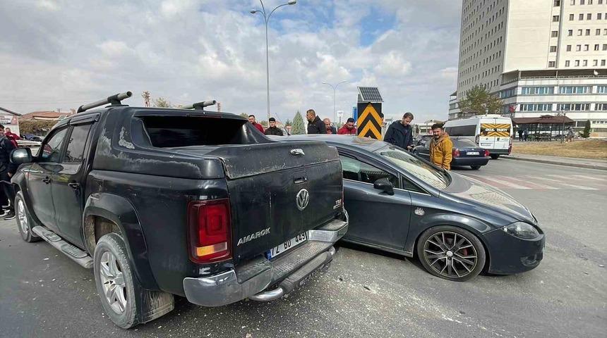Karaman&rsquo;da pikap kamyonetle otomobil &ccedil;arpıştı: 1 yaralı