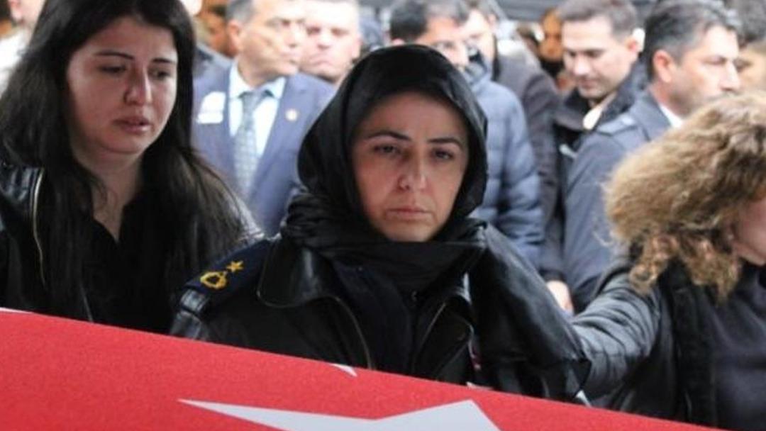 T&uuml;rkiye şehitlerini uğurladı! Y&uuml;rek burkan g&ouml;r&uuml;nt&uuml;: "Benim babam" yazılı fotoğrafına sarıldılar 12